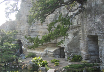 “Kirigishi” cut-cliff remained behind the compound (closed to the public)