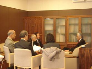 文化庁長官室にて