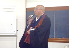 冒頭の一言を述べる高井さん(建長寺)