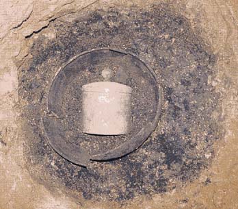 穴の中から発見された経筒